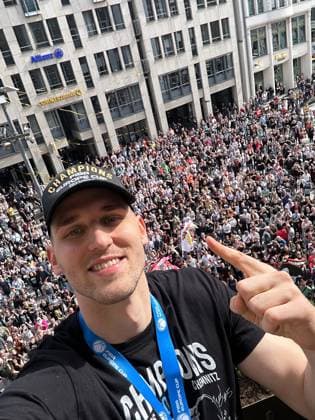 Empfang Niners Chemnitz im Chemnitzer Rathaus 28.04.2024, Empfang Niners Chemnitz im Rathaus Chemnitz nach dem Sieg im FIBA Europe Cup 2023 2024 gegen Bahcesehir College (Türkei). Jonas Richter (Niners Chemnitz, No 7) Copyright: Kai Schmidt Chemnitz Rathaus Chemnitz Sachsen Germany