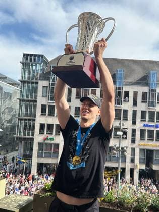 Empfang Niners Chemnitz im Chemnitzer Rathaus 28.04.2024, Empfang Niners Chemnitz im Rathaus Chemnitz nach dem Sieg im FIBA Europe Cup 2023 2024 gegen Bahcesehir College (Türkei). Jonas Richter (Niners Chemnitz, No 7) mit dem Siegerpokal Copyright: Kai Schmidt Chemnitz Rathaus Chemnitz Sachsen Germany