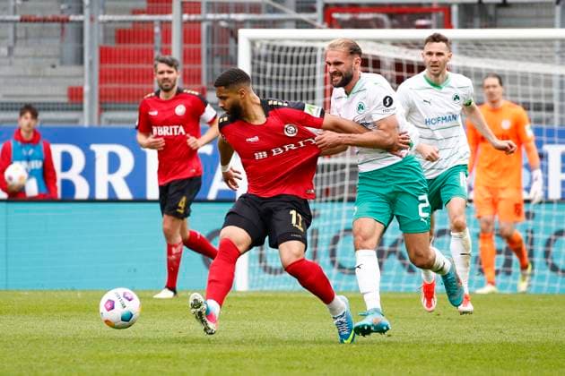 28.04.2024, xavx, Fussball 2.Bundesliga, SV Wehen Wiesbaden - SpVgg Greuther Fuerth emspor, v.l. Keanan Bennetts (SV Wehen Wiesbaden), Simon Asta (SpVgg Greuther Fürth) (DFL DFB REGULATIONS PROHIBIT ANY USE OF PHOTOGRAPHS as IMAGE SEQUENCES and or QUASI-VIDEO) Wiesbaden