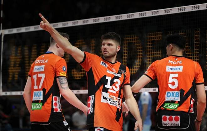 Marek Sotola, Ruben Schott zeigend, gestikulierend, Nehemiah Mote Aktion Oberkörper Volleyball Playoff Finale 5.Spiel Bundesliga Herren Saison 2023 2024 28.04.2024 BR Volleys Berlin BRV vs. VfB Friedrichshafen