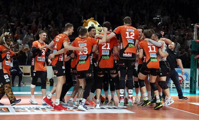 Deutscher Meister BR Volleys Mannschaft feiert nach Spielende Freude Emotion Jubel Volleyball Playoff Finale 5.Spiel Bundesliga Herren Saison 2023 2024 28.04.2024 BR Volleys Berlin BRV vs. VfB Friedrichshafen
