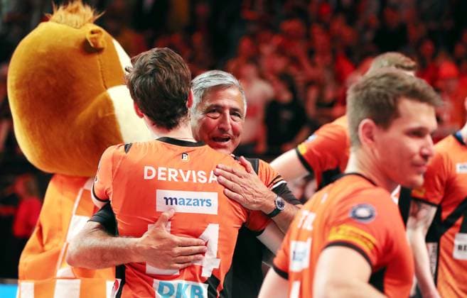 Deutscher Meister BR Volleys Manager Kaweh Niroomand und Leon Dervisaj Freude Emotion Jubel Volleyball Playoff Finale 5.Spiel Bundesliga Herren Saison 2023 2024 28.04.2024 BR Volleys Berlin BRV vs. VfB Friedrichshafen