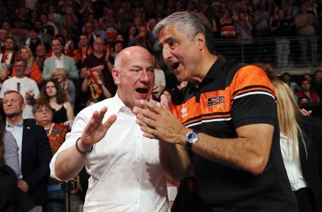 Berlins Regierender Bürgermeister Kai Wegner, Manager Kaweh Niroomand Volleyball Playoff Finale 5.Spiel Bundesliga Herren Saison 2023 2024 28.04.2024 BR Volleys Berlin BRV vs. VfB Friedrichshafen