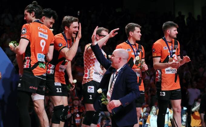 Deutscher Meister BR Volleys Trainer Joel Banks gratuliert seinen Spielern, Timothee Carle, Nehemiah Mote, Cody Kessel, Adam Kowalski, Johannes Tille, Ruben Schott Freude Emotion Jubel Volleyball Playoff Finale 5.Spiel Bundesliga Herren Saison 2023 2024 28.04.2024 BR Volleys Berlin BRV vs. VfB Friedrichshafen