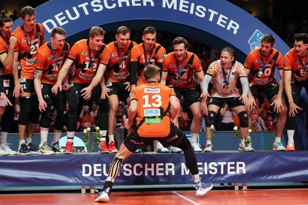 Deutscher Meister BR Volleys Ruben Schott mit Meisterschale vor der Mannschaft Freude Emotion Jubel Volleyball Playoff Finale 5.Spiel Bundesliga Herren Saison 2023 2024 28.04.2024 BR Volleys Berlin BRV vs. VfB Friedrichshafen