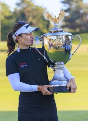 Sport Themen der Woche KW17 Sport Bilder des Tages April 28, 2024, Los Angeles, California, USA: Hannah Green kisses the trophy after winning the 2024 JM Eagle LA Championship presented by Plastpro on Sunday April 28, 2024 at the Wilshire Country Club in Los Angeles, California. ARIANA RUIZ PI Los Angeles U.S - ZUMAp124 20240428_zaa_p124_003 Copyright: xArianaxRuizx