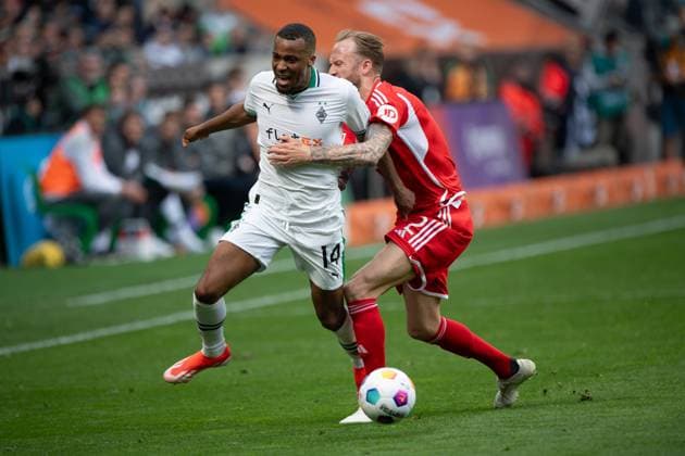 Sport Themen der Woche KW17 Sport Bilder des Tages Alassane PLEA (MG) gegen Kevin VOGT (UB) Aktion, Zweikampf, Fussball 1. Bundesliga, 31. Spieltag, Borussia Moenchengladbach (MG) - Union Berlin (UB) 0-0 am 28.04.2024 in Moenchengladbach Deutschland. DFL regulations prohibit any use of photographs as image sequences and or quasi-video Â *** Alassane PLEA MG vs Kevin VOGT UB action, duel, Soccer 1 Bundesliga, Matchday 31, Borussia Moenchengladbach MG Union Berlin UB 0 0 on 28 04 2024 in Moenchengladbach Germany DFL regulations prohibit any use of photographs as image sequences and or quasi video Â