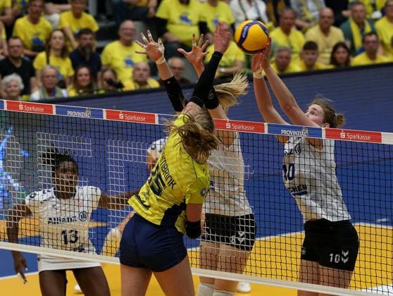 Stuttgart , Volleyball Bundesliga Frauen PlayOff Finale Spiel 5, SSC Palmberg Schwerin vs. Allianz MTV Stuttgart , (L-R) Elles Dambrink (SSC Palmberg Schwerin), Monique Strubbe (Allianz MTV Stuttgart), Jolien Knollema (Allianz MTV Stuttgart)