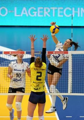 Stuttgart , Volleyball Bundesliga Frauen PlayOff Finale Spiel 5, SSC Palmberg Schwerin vs. Allianz MTV Stuttgart , (L-R) Jolien Knollema (Allianz MTV Stuttgart), Pia Kästner (SSC Palmberg Schwerin), Maria Segura Palleres (Allianz MTV Stuttgart)