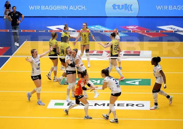 Stuttgart , Volleyball Bundesliga Frauen PlayOff Finale Spiel 5, SSC Palmberg Schwerin vs. Allianz MTV Stuttgart , Jubel Allianz MTV Stuttgart