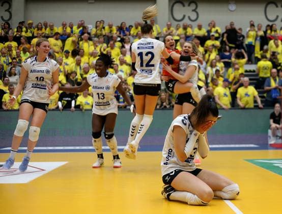 Stuttgart , Volleyball Bundesliga Frauen PlayOff Finale Spiel 5, SSC Palmberg Schwerin vs. Allianz MTV Stuttgart , Allianz MTV Stuttgart feiert den Gewinn des Deutschen Volleyball Meister
