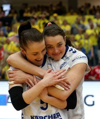 Stuttgart , Volleyball Bundesliga Frauen PlayOff Finale Spiel 5, SSC Palmberg Schwerin vs. Allianz MTV Stuttgart , (L-R) Corina Glaab (Allianz MTV Stuttgart) und Kayla Haneline (Allianz MTV Stuttgart) feiern den Gewinn des Deutschen Volleyball Meister