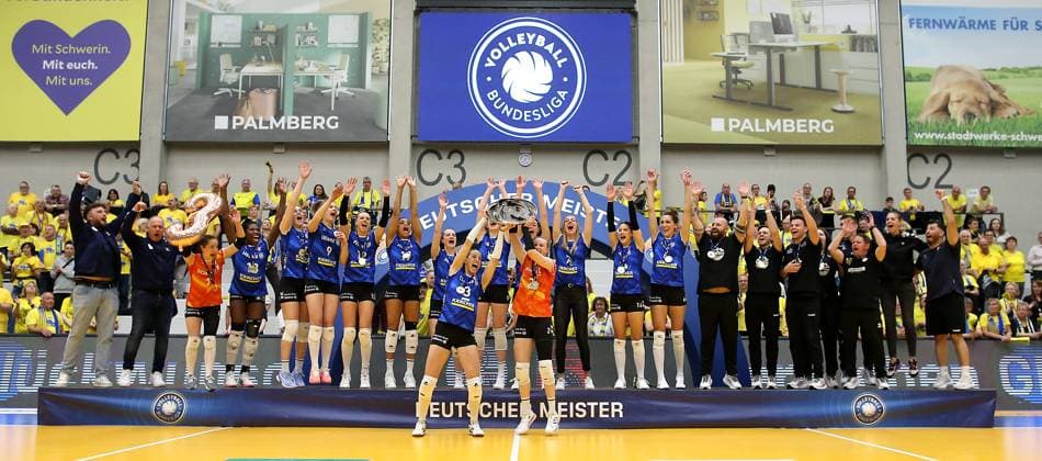 Stuttgart , Volleyball Bundesliga Frauen PlayOff Finale Spiel 5, SSC Palmberg Schwerin vs. Allianz MTV Stuttgart , Allianz MTV Stuttgart feiert den Gewinn des Deutschen Volleyball Meister