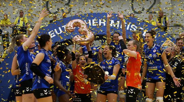 Stuttgart , Volleyball Bundesliga Frauen PlayOff Finale Spiel 5, SSC Palmberg Schwerin vs. Allianz MTV Stuttgart , Allianz MTV Stuttgart feiert den Gewinn des Deutschen Volleyball Meister
