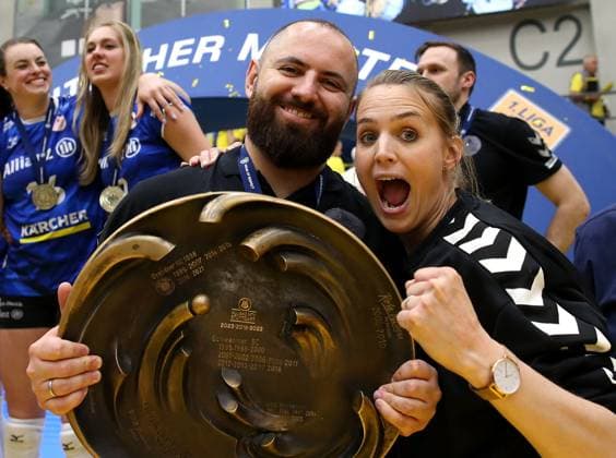 Stuttgart , Volleyball Bundesliga Frauen PlayOff Finale Spiel 5, SSC Palmberg Schwerin vs. Allianz MTV Stuttgart , (L-R) Trainer Konstantin Bitter (Allianz MTV Stuttgart), Sportdirektorin Kim Renkema (Allianz MTV Stuttgart) feiern den Gewinn des Deutschen Volleyball Meister