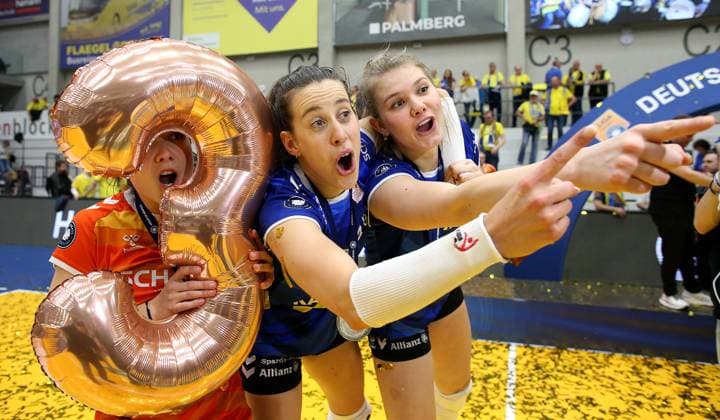 Stuttgart , Volleyball Bundesliga Frauen PlayOff Finale Spiel 5, SSC Palmberg Schwerin vs. Allianz MTV Stuttgart , (L-R) Roosa Koskelo (Allianz MTV Stuttgart), Maria Segura Palleres (Allianz MTV Stuttgart) und Eline Timmerman (Allianz MTV Stuttgart) feiern den Gewinn des Deutschen Volleyball Meister