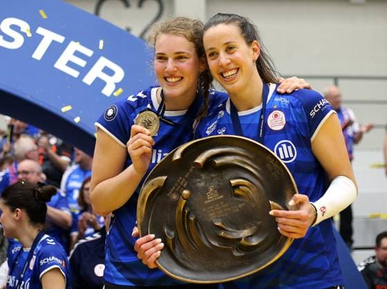 Stuttgart , Volleyball Bundesliga Frauen PlayOff Finale Spiel 5, SSC Palmberg Schwerin vs. Allianz MTV Stuttgart , (L-R) Jolien Knollema (Allianz MTV Stuttgart) und Maria Segura Palleres (Allianz MTV Stuttgart) feiern den Gewinn des Deutschen Volleyball Meister