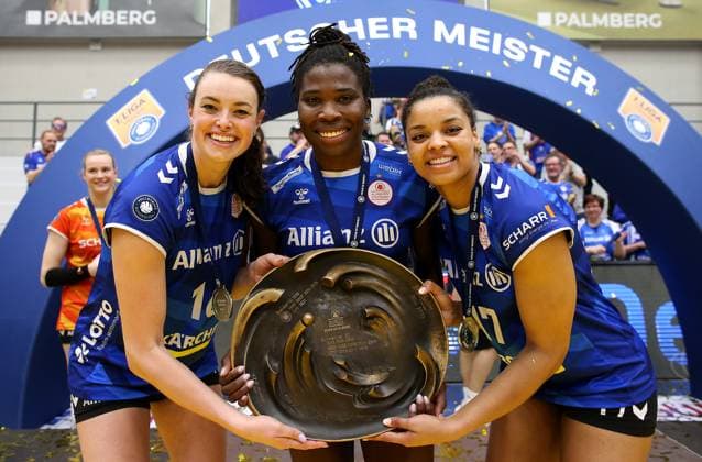 Stuttgart , Volleyball Bundesliga Frauen PlayOff Finale Spiel 5, SSC Palmberg Schwerin vs. Allianz MTV Stuttgart , (L-R) Kayla Haneline (Allianz MTV Stuttgart), Krystal Rivers (Allianz MTV Stuttgart) und Alexis Hart (Allianz MTV Stuttgart) feiern den Gewinn des Deutschen Volleyball Meister
