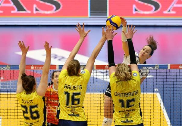 Stuttgart , Volleyball Bundesliga Frauen PlayOff Finale Spiel 5, SSC Palmberg Schwerin vs. Allianz MTV Stuttgart , (L-R) Susan Schut (SSC Palmberg Schwerin), Indy Baijens (SSC Palmberg Schwerin), Elles Dambrink (SSC Palmberg Schwerin), Maria Segura Palleres (Allianz MTV Stuttgart)