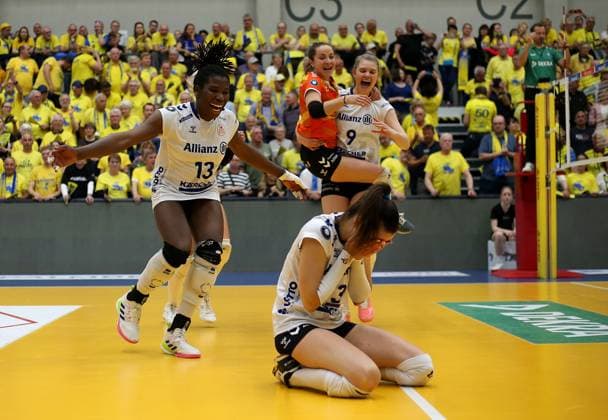 Stuttgart , Volleyball Bundesliga Frauen PlayOff Finale Spiel 5, SSC Palmberg Schwerin vs. Allianz MTV Stuttgart , Allianz MTV Stuttgart feiert den Gewinn des Deutschen Volleyball Meister