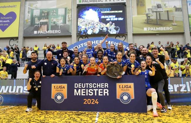 Stuttgart , Volleyball Bundesliga Frauen PlayOff Finale Spiel 5, SSC Palmberg Schwerin vs. Allianz MTV Stuttgart , Allianz MTV Stuttgart feiert den Gewinn des Deutschen Volleyball Meister