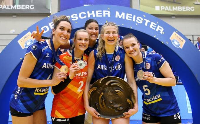Stuttgart , Volleyball Bundesliga Frauen PlayOff Finale Spiel 5, SSC Palmberg Schwerin vs. Allianz MTV Stuttgart , (L-R) Ivana Vanjak (Allianz MTV Stuttgart), Michelle Schwerdtner (Allianz MTV Stuttgart), Jovana Mirosavljevic (Allianz MTV Stuttgart), Monique Strubbe (Allianz MTV Stuttgart) und Corina Glaab (Allianz MTV Stuttgart) feiern den Gewinn des Deutschen Volleyball Meister