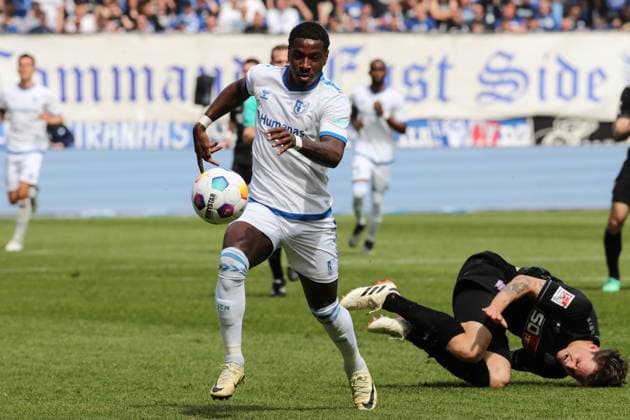 Bryan Teixeira (1. FC Magdeburg,8) gegen Florian Kleinhansl (VfL Osnabrück,3) - 2. Fußball Bundesliga Saison 2023-2024 1. FC Magdeburg vs. VfL Osnabrück in der MDCC Arena in Magdeburg - Aktion,Fußball,Mann,Männer,Deutschland,28.04.2024