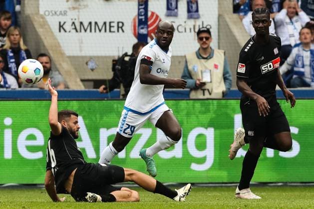 Amara Conde (1. FC Magdeburg,29) gegen Dave Gnaase (VfL Osnabrück,26) und Maxwell Gyamfi (VfL Osnabrück,4) - 2. Fußball Bundesliga Saison 2023-2024 1. FC Magdeburg vs. VfL Osnabrück in der MDCC Arena in Magdeburg - Aktion,Fußball,Mann,Männer,Deutschland,28.04.2024