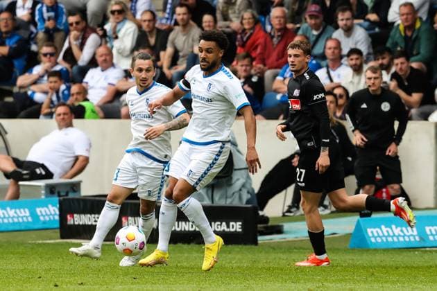 Leon Bell Bell (1. FC Magdeburg,19) und Baris Atik (1. FC Magdeburg,23) gegen Michael Cuiance (VfL Osnabrück,27) - 2. Fußball Bundesliga Saison 2023-2024 1. FC Magdeburg vs. VfL Osnabrück in der MDCC Arena in Magdeburg - Aktion,Fußball,Mann,Männer,Deutschland,28.04.2024