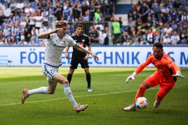 Luca Schuler (1. FC Magdeburg,26) gegen Torwart Philipp Kuehn Kühn (VfL Osnabrück,22) - 2. Fußball Bundesliga Saison 2023-2024 1. FC Magdeburg vs. VfL Osnabrück in der MDCC Arena in Magdeburg - Aktion,Fußball,Mann,Männer,Deutschland,28.04.2024