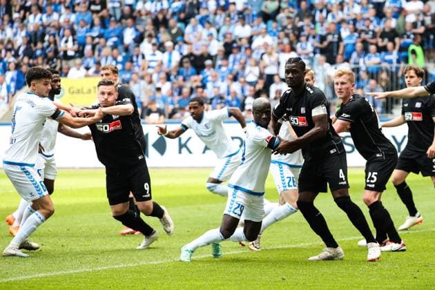 Amara Conde (1. FC Magdeburg,29) und Luca Schuler (1. FC Magdeburg,26) gegen Erik Engelhardt (VfL Osnabrück,9) und Maxwell Gyamfi (VfL Osnabrück,4) - 2. Fußball Bundesliga Saison 2023-2024 1. FC Magdeburg vs. VfL Osnabrück in der MDCC Arena in Magdeburg - Aktion,Fußball,Mann,Männer,Deutschland,28.04.2024