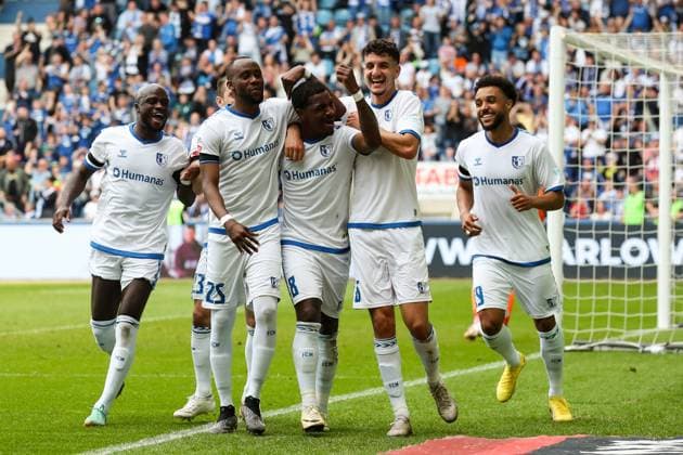 Torjubel - Torschütze Bryan Teixeira (1. FC Magdeburg,8) trifft per Elfmeter zum 1-0 mit v.l. Amara Conde (1. FC Magdeburg,29), Silas Gnaka (1. FC Magdeburg,25), Daniel Elfadli (1. FC Magdeburg,6), Leon Bell Bell (1. FC Magdeburg,19) - 2. Fußball Bundesliga Saison 2023-2024 1. FC Magdeburg vs. VfL Osnabrück in der MDCC Arena in Magdeburg - Aktion,Fußball,Mann,Männer,Deutschland,28.04.2024
