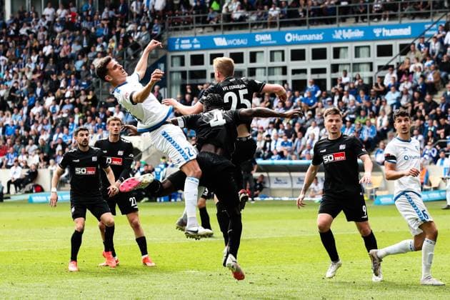 Tobias Müller (1. FC Magdeburg,21) gegen Maxwell Gyamfi (VfL Osnabrück,4) und Niklas Wiemann (VfL Osnabrück,25) - 2. Fußball Bundesliga Saison 2023-2024 1. FC Magdeburg vs. VfL Osnabrück in der MDCC Arena in Magdeburg - Aktion,Fußball,Mann,Männer,Deutschland,28.04.2024