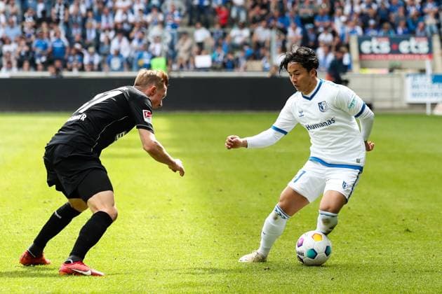 Tatsuya Ito (1. FC Magdeburg,37) gegen Thomas Goiginger (VfL Osnabrück,37) - 2. Fußball Bundesliga Saison 2023-2024 1. FC Magdeburg vs. VfL Osnabrück in der MDCC Arena in Magdeburg - Aktion, Fußball,Mann,Männer,Deutschland,28.04.2024