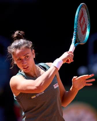 Mutua Madrid Open - Day Eight Sara Sorribes Tormo of Spain returns a shot against Iga Swiatek of Poland during day eight of the Mutua Madrid Open 2024 at Caja Magica on April 29, 2024, in Madrid, Spain. Madrid Caja Magica Madrid Spain RL_MMO24_00735 Copyright: xRicardoxLarreinax