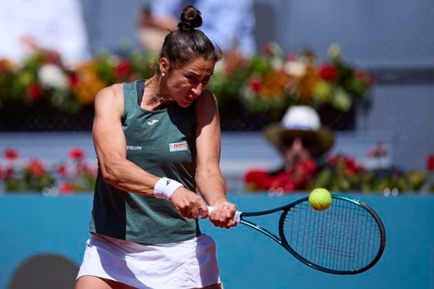 Mutua Madrid Open - Day Eight Sara Sorribes Tormo of Spain returns a shot against Iga Swiatek of Poland during day eight of the Mutua Madrid Open 2024 at Caja Magica on April 29, 2024, in Madrid, Spain. Madrid Caja Magica Madrid Spain RL_MMO24_00748 Copyright: xRicardoxLarreinax