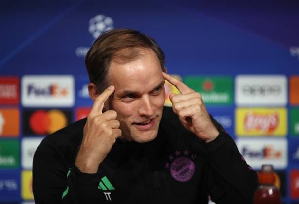 München, Deutschland 29. April 2024: Fussball, Herren, UEFA Champions League, Saison 2023 2024, FC Bayern München, Pressekonferenz Hier im Bild Thomas Tuchel, Trainer (FC Bayern München) Kopf, Portrait auf der Pressekonferenz, beide Finger am Kopf, Kopfsache, Geste