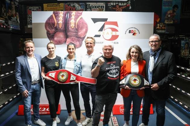 Sport Bilder des Tages Boxen: BDB, 75 Jahre Jubiläum, Pressekonferenz, Hamburg, 29.04.2024 v.l.: Ingo Rohrbach, Dilar Kisikyol, BDB-Präsident Thomas Pütz, Carsten Marek (Zur Ritze), Ina Menzer und Carsten Schwochert ( S+K Events)