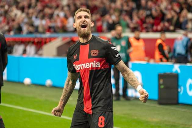 Fussball: 1. Bundesliga, Saison 2023 2024, 31. Spieltag, Bayer 04 Leverkusen - VfB Stuttgart am 27.04.2024 in der BayArena in Leverkusen. Robert Andrich (Bayer 04 Leverkusen, 08) jubelt nach seinem Tro zum 2:2 in Richtung der Heimfans. Wichtiger Hinweis: Gemaess den Vorgaben der DFL Deutsche Fussball Liga bzw. des DFB Deutscher Fussball-Bund ist es untersagt, in dem Stadion und oder vom Spiel angefertigte Fotoaufnahmen in Form von Sequenzbildern und oder videoaehnlichen Fotostrecken zu verwerten bzw. verwerten zu lassen. Foto: Kirchner-Media TH Copyright: xKirchner-Media THx
