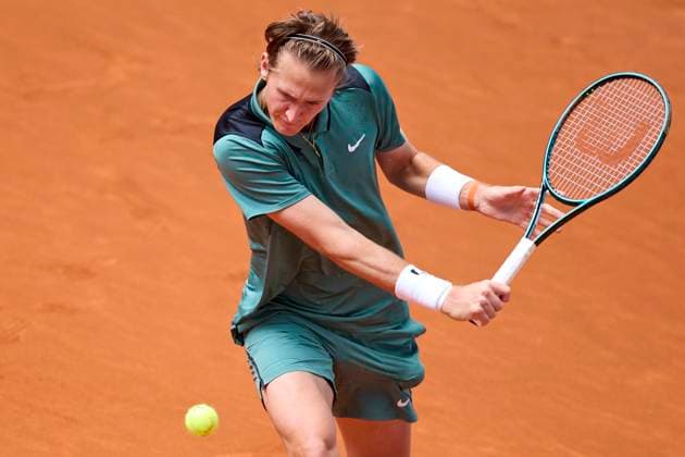 Mutua Madrid Open - Day Eight Sebastian Korda of United States returns a shot against Daniil Medvedev during day eight of the Mutua Madrid Open 2024 at Caja Magica on April 29, 2024, in Madrid, Spain. Madrid Caja Magica Madrid Spain RL_MMO24_00784 Copyright: xRicardoxLarreinax
