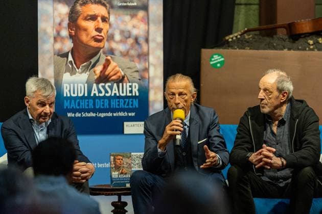 Sport Themen der Woche KW18 Sport Bilder des Tages Michael Meier (Manager), am Mikrofon Christoph Daum (Fussballtrainer) und Ralf Fuhrmann (Journalist) auf der Buehne, Buchvorstellung Rudi Assauer. Macher der Herzen, Fussball Geschichte, 29.04.2024 Buchvorstellung Rudi Assauer. Macher der Herzen, Fussball Geschichte, 29.04.2024 Gelsenkirchen *** Michael Meier manager, Christoph Daum football coach at the microphone and Ralf Fuhrmann journalist on stage, book launch Rudi Assauer Macher der Herzen, Fussball Geschichte, 29 04 2024 book launch Rudi Assauer Macher der Herzen, Fussball Geschichte, 29 04 2024 Gelsenkirchen Copyright: xEibner-Pressefoto FabianxFriesex EP_FFE