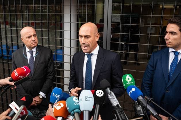 Sport Themen der Woche KW18 Sport Bilder des Tages Luis Rubiales At The Court - Madrid Former RFEF president Luis Rubiales gives statements to the media as he leaves after testifying as a defendant in the Court of First Instance and Instruction Number 4 of Majadahonda, on April 29, 2024, in Majadahonda, Madrid (Spain). The judge is questioning Luis Rubiales today for alleged crimes of corruption in business, unfair administration and money laundering during his tenure as president of the Royal Spanish Football Federation (RFEF) between 2018 and 2023. Photo by Matias Chiofalo Europa Press ABACAPRESS.COM Madrid Spain  Copyright: xEuropaxPress ABACAx