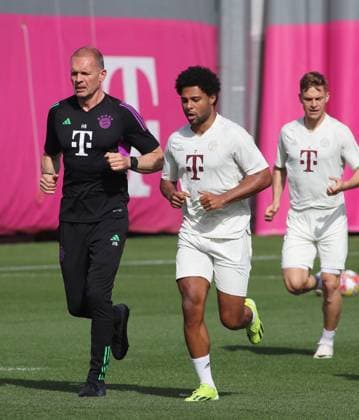 München, Deutschland 29. April 2024: Fussball, Herren, Saison 2023 2024, FC Bayern München, Säbener Strasse, Trainingsgelände, Abschlusstraining, Champions League Dr.Holger Broich (li.) mit Serge Gnabry (FC Bayern München) (re.) beim Laufen