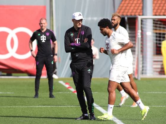 München, Deutschland 29. April 2024: Fussball, Herren, Saison 2023 2024, FC Bayern München, Säbener Strasse, Trainingsgelände, Abschlusstraining, Champions League Thomas Tuchel, Trainer (FC Bayern München) (li.) mit Serge Gnabry (FC Bayern München) (re.)