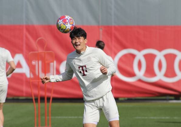 München, Deutschland 29. April 2024: Fussball, Herren, Saison 2023 2024, FC Bayern München, Säbener Strasse, Trainingsgelände, Abschlusstraining, Champions League Minjae Kim, Min-jae Kim (FC Bayern München) mit einem Kopfball