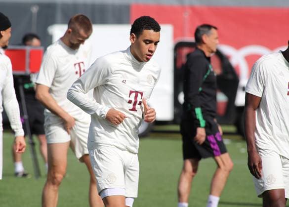 München, Deutschland 29. April 2024: Fussball, Herren, Saison 2023 2024, FC Bayern München, Säbener Strasse, Trainingsgelände, Abschlusstraining, Champions League Jamal Musiala (FC Bayern München) beim Aufwärmen