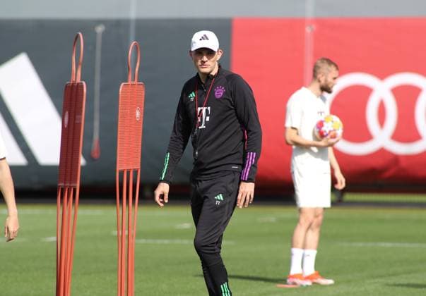 München, Deutschland 29. April 2024: Fussball, Herren, Saison 2023 2024, FC Bayern München, Säbener Strasse, Trainingsgelände, Abschlusstraining, Champions League Thomas Tuchel, Trainer (FC Bayern München) geht über den Trainingsplatz