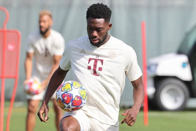 19 Alphonso Davies, am Ball, Fussball Abschlusstraining des FC Bayern Muenchen vor dem UEFA Champions League-Spiel gegen Real Madrid CF 29.04.2024 Trainingsgelaende, Saebenerstr. FOTO: Mladen Lackovic LakoPress
