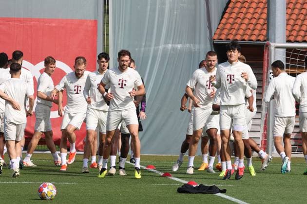 Die Mannschaft um 8 Leon Goretzka, 45 Aleksandar Pavlovic, 6 Joshua Kimmich, 27 Konrad Laimer, beim Aufwaermen Fussball Abschlusstraining des FC Bayern Muenchen vor dem UEFA Champions League-Spiel gegen Real Madrid CF 29.04.2024 Trainingsgelaende, Saebenerstr. FOTO: Mladen Lackovic LakoPress