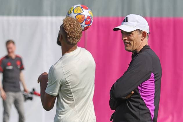 Trainer Thomas Tuchel bewundert 13 Eric Maxim Choupo-Moting Ballbehandlung, Fussball Abschlusstraining des FC Bayern Muenchen vor dem UEFA Champions League-Spiel gegen Real Madrid CF 29.04.2024 Trainingsgelaende, Saebenerstr. FOTO: Mladen Lackovic LakoPress